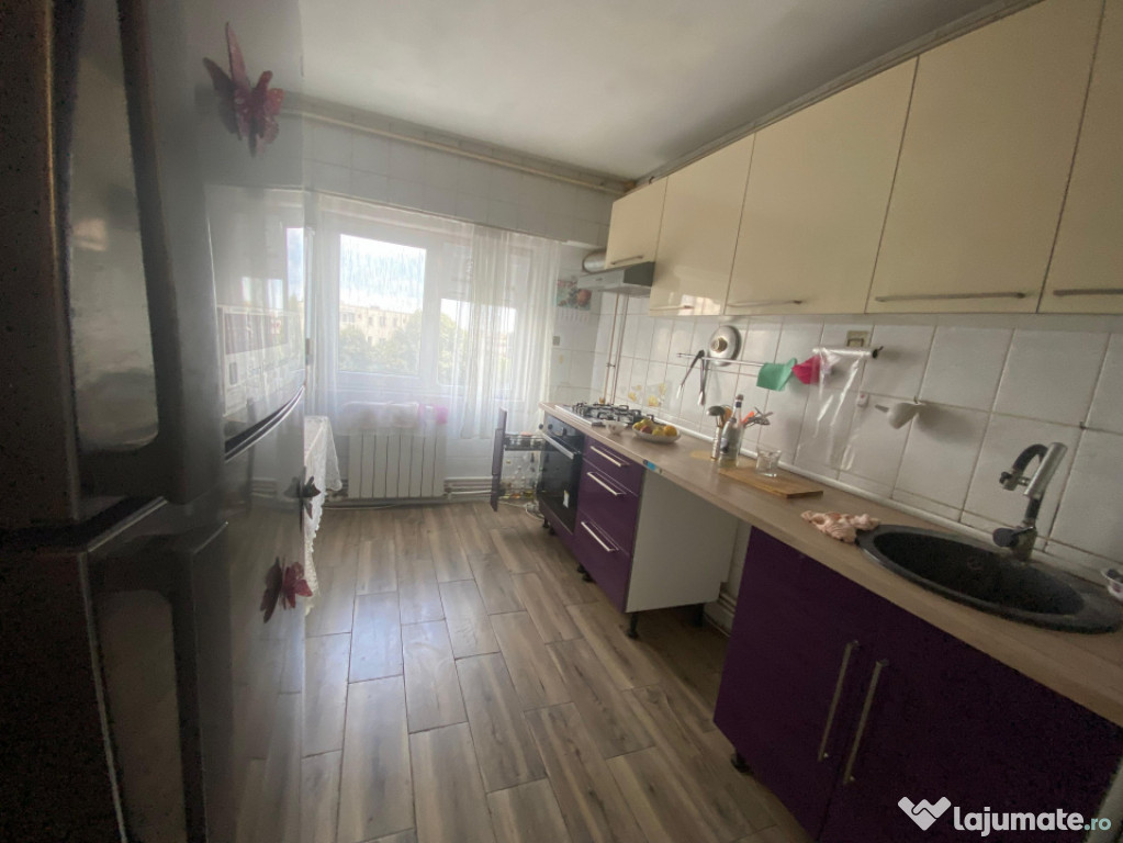 Apartament 3 camere situat în zona Brotăcei
