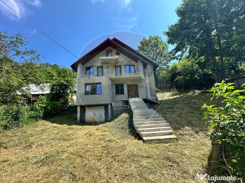 Casă / Vilă la gri in Pangarati Neamt