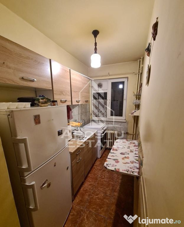 Apartament cu 3 camere, semidecomandat, parter inalt, zon...