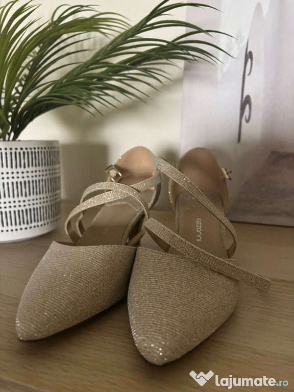 Pantofi eleganți cu sclipici aurii