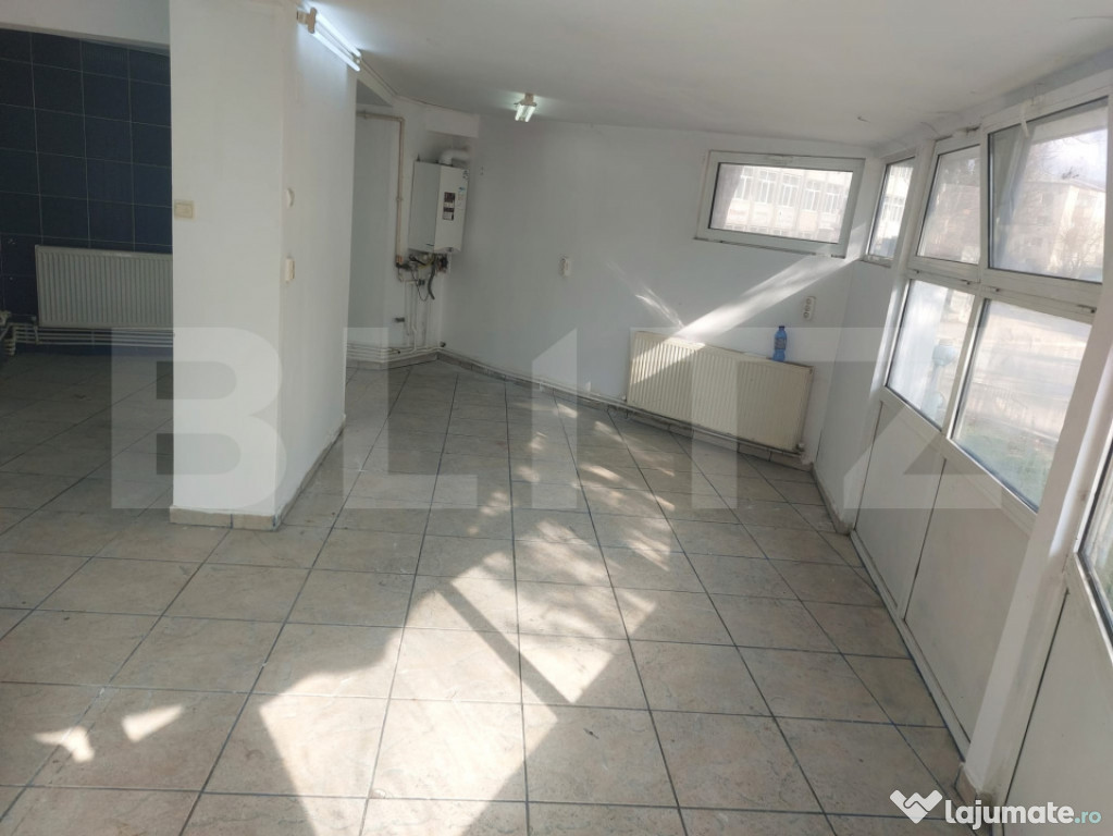 Spatiu comercial de inchiriat cu terasa