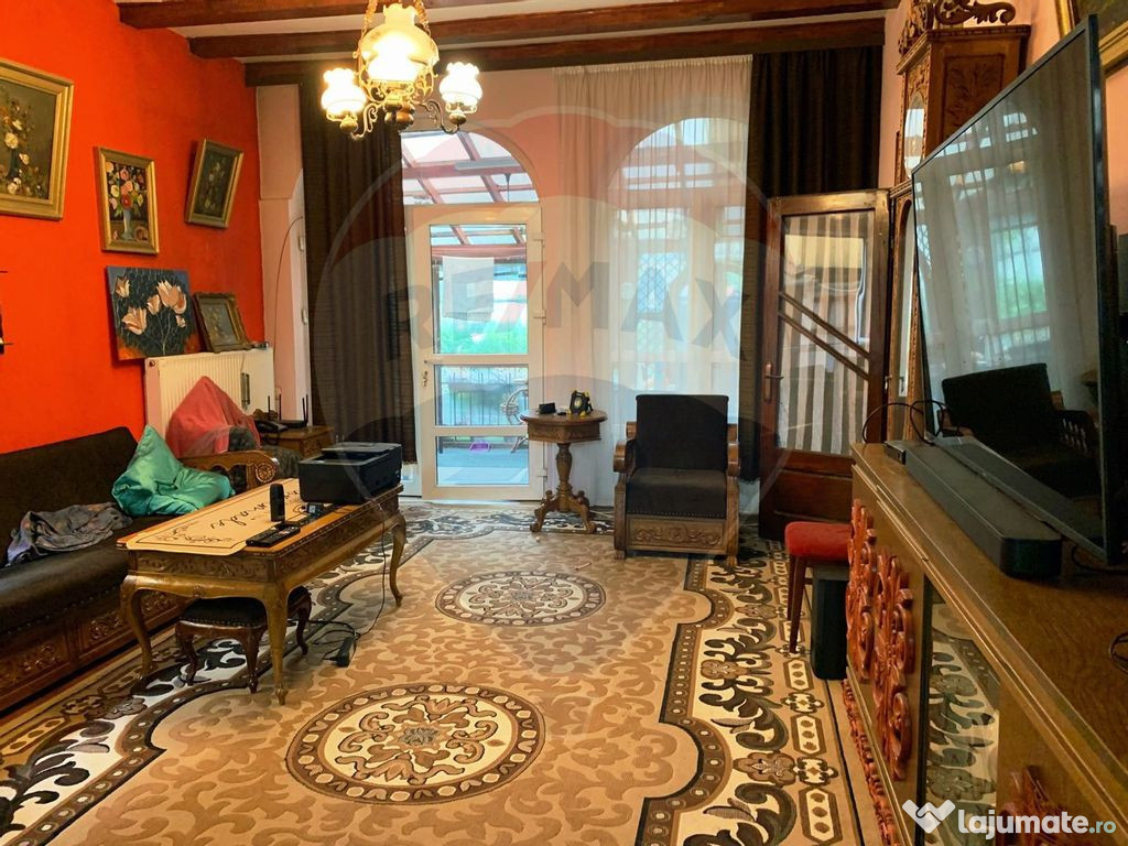 Casă cu teren și terasă, aproape de oraș