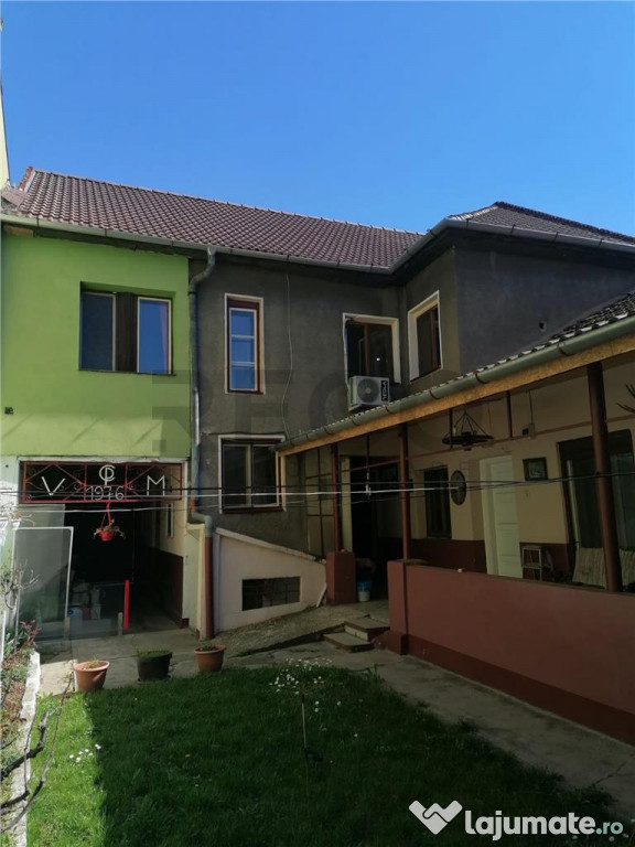 RECO Casa 8 camere zona centrala singur in curte