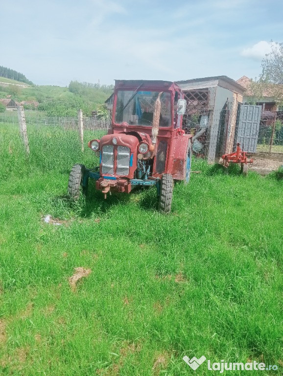 Tractor Fordson în 3 pistoane