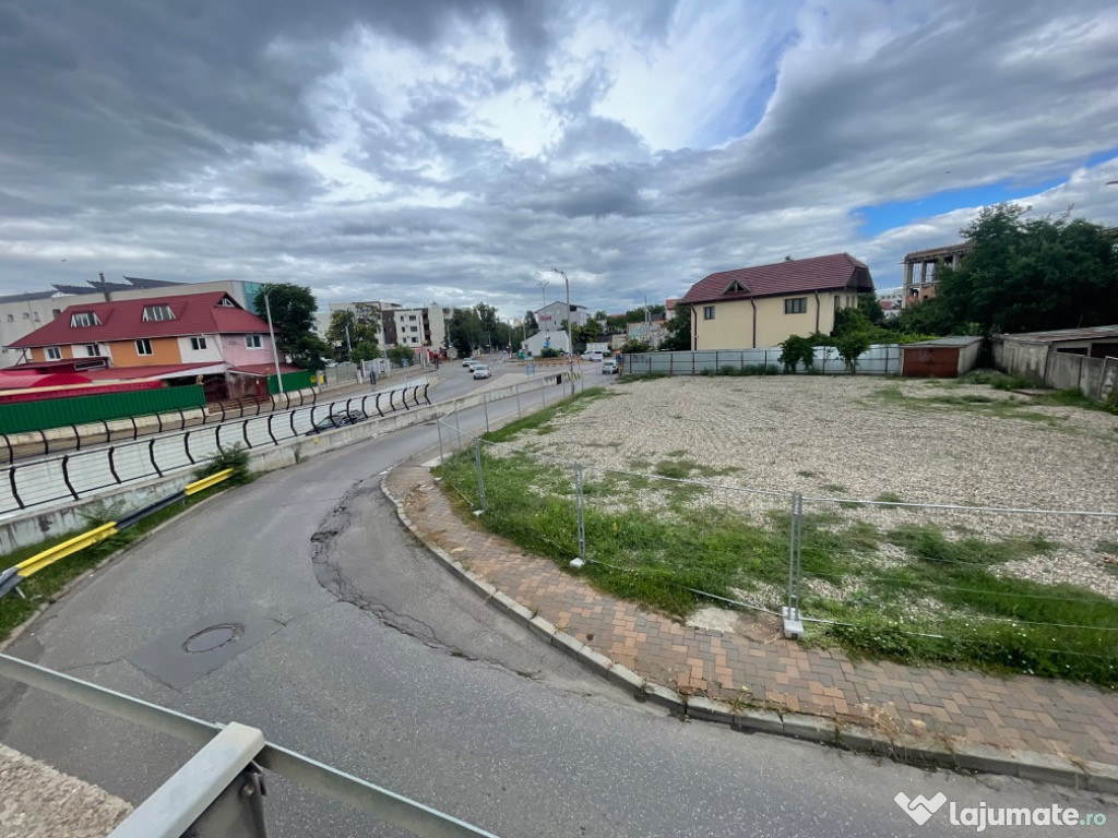 Închiriez teren situat în sensul giratoriu de la Pasarelă, pe partea s