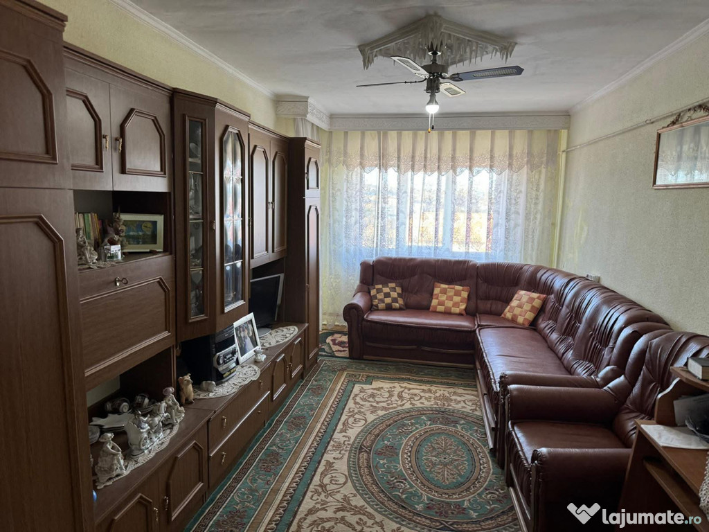 Apartament cu 3 camere decomandat