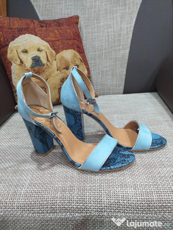 Pantofi cu toc albastru deschis