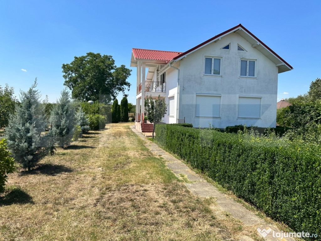 Casa cu incalzire in pardoseala si 17.000 mp teren, sat Obog