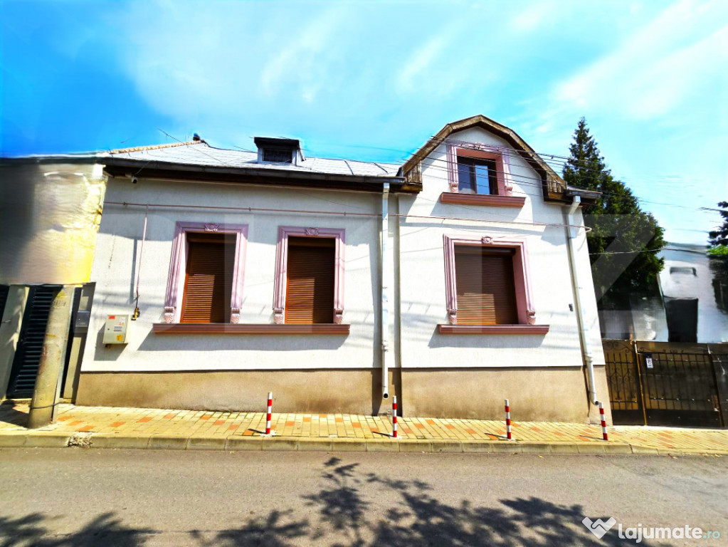 Casă individuală cu arhitectură clasică, renovată exter