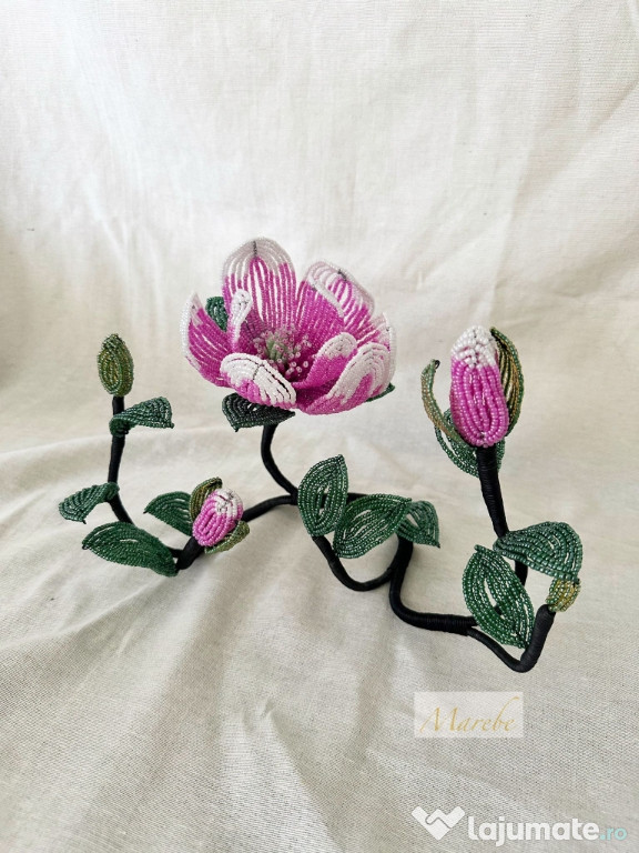 Aranjament floral-Magnolie realizată din mărgele de nisip