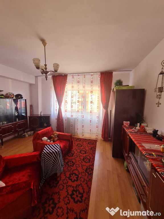Apartament 3 camere etaj intermediar Racadau