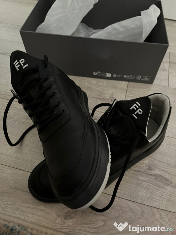 Vand Adidasi Filling Pieces