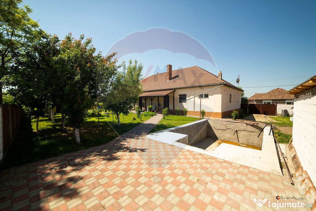 Casă duplex 120 mp utili cu piscină și curte mare, sch...