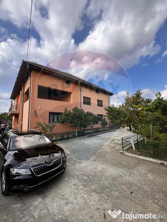 Casă / Vilă cu 11 camere de vânzare