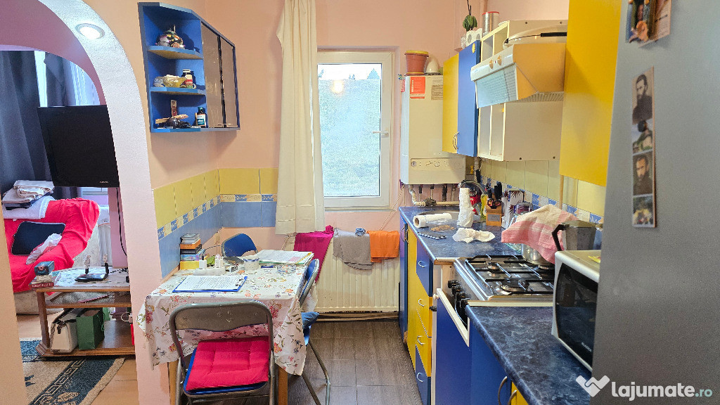 Vand apartament 3 camere semidecomandat in Deva, zona Micro 15, etaj 3