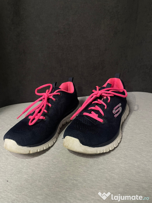 Vând adidași Skechers