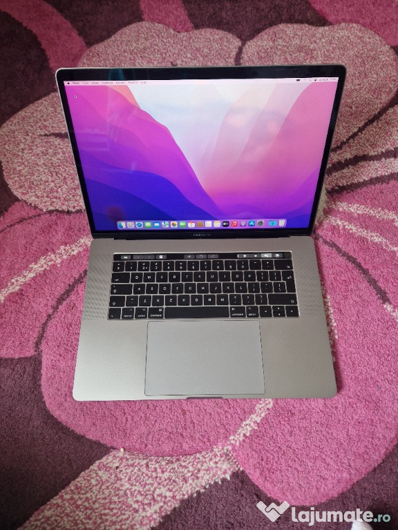 MacBook Pro de 15 inch, cu patru porturi Thunderbolt 3 (USB-C)