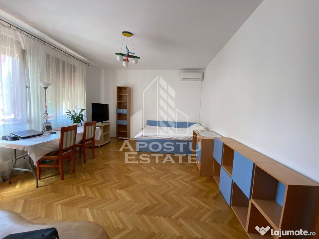 Apartament 4 camere, loc de parcare, zona Centrala