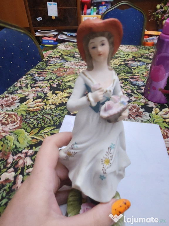 Bibelou vintage – domnișoară cu pălărie și coș cu flori