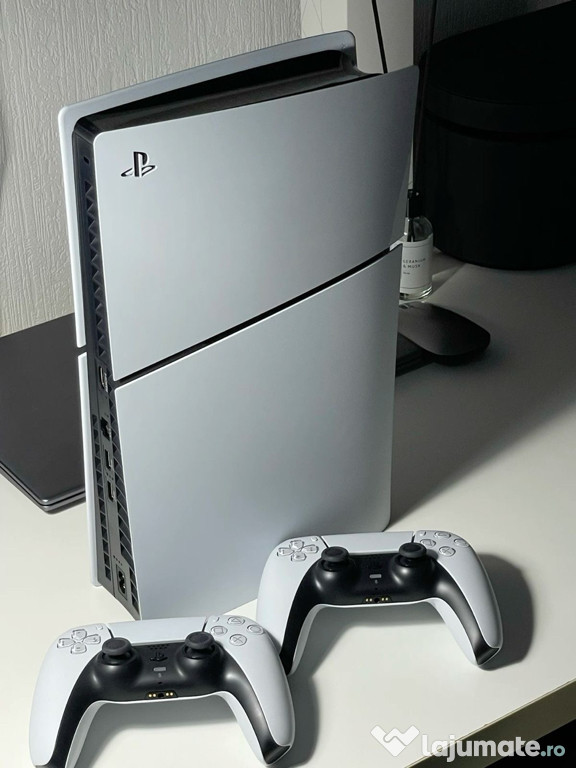 PS5 cu două controllere