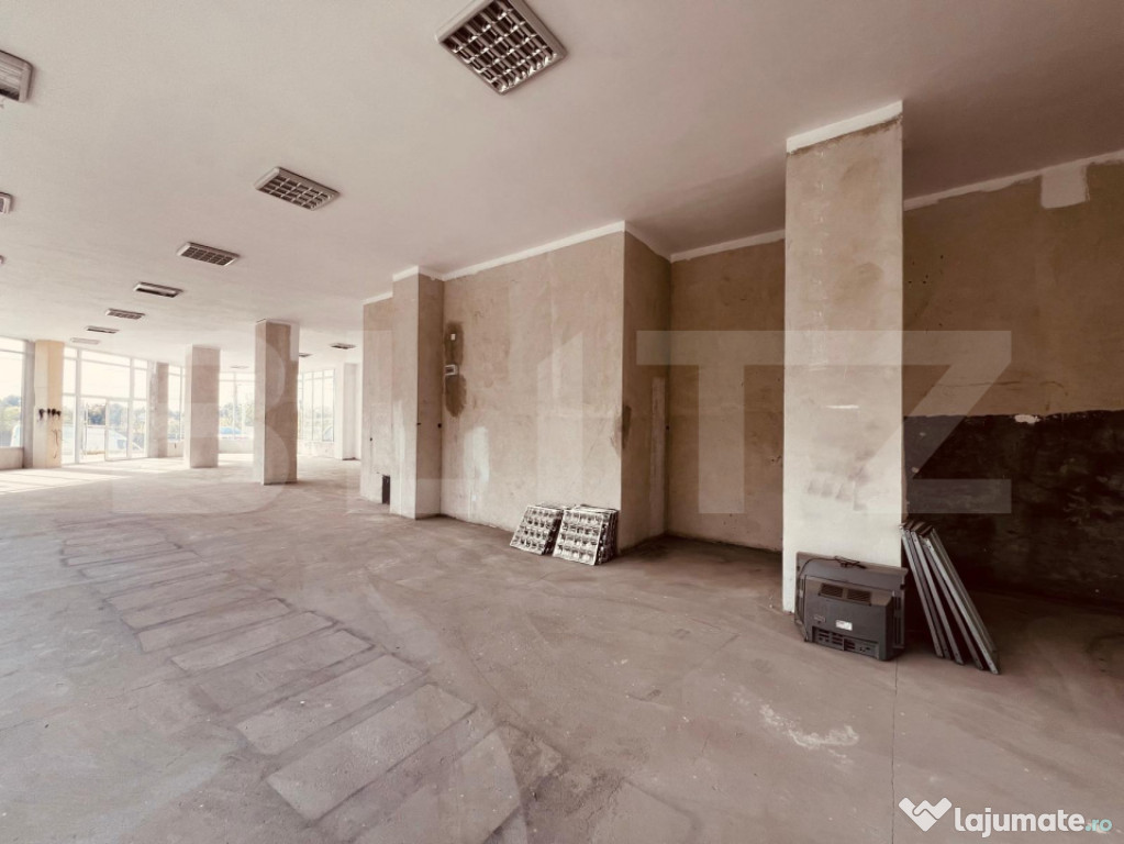 Spatiu comercial 300 mp, vizibilitate maxima, vitrina