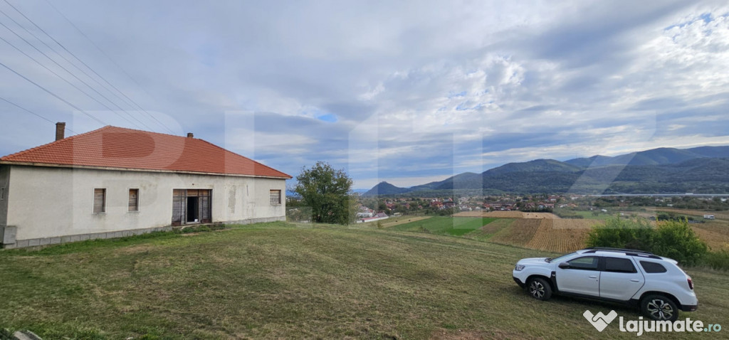 Vila la roșu, 240 mp, teren 93.000 mp - Șoimuș