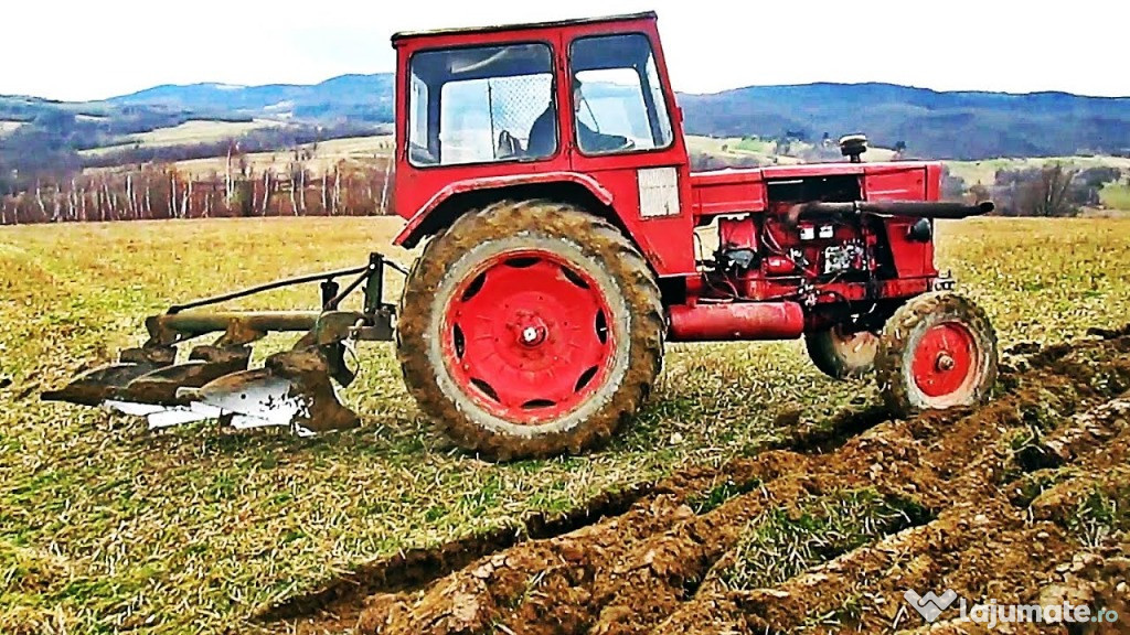 Tractor Universal 650 cu remorca, plug si prasitoare