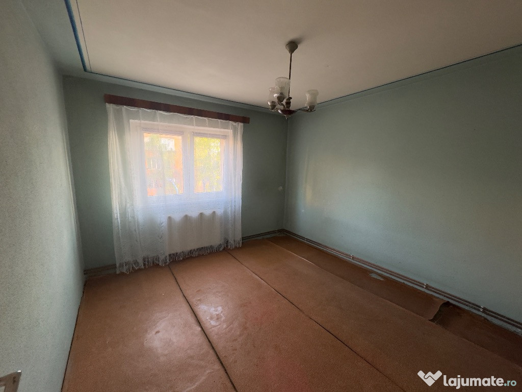 Apartament 3 camere decomandat, zonă Tractorul - 108990 € negociabil