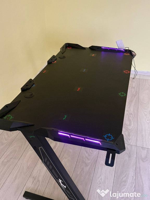 Vând masă gaming