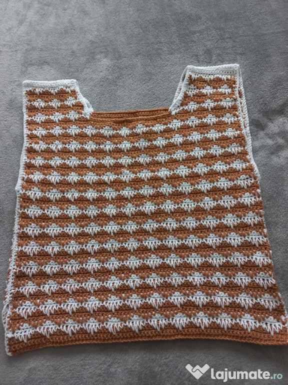 Vesta și top tricotat manual