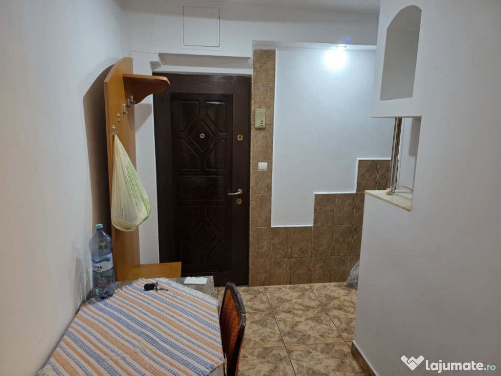 Închiriez apartament 3 camere zona Dacia