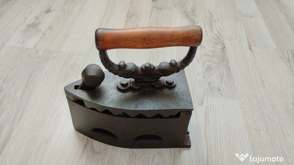 Fier de calcat vechi, cu carbuni - obiect de colectie sau decor