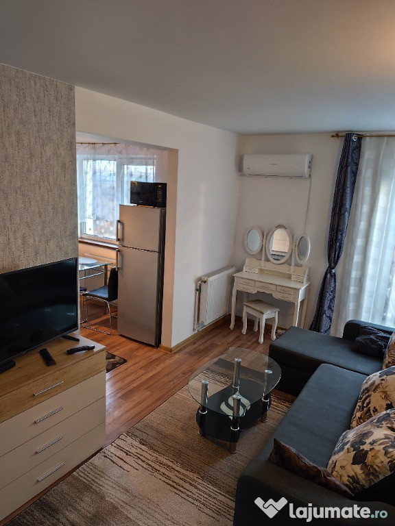 Închiriez urgent apartament in zona între lacuri.