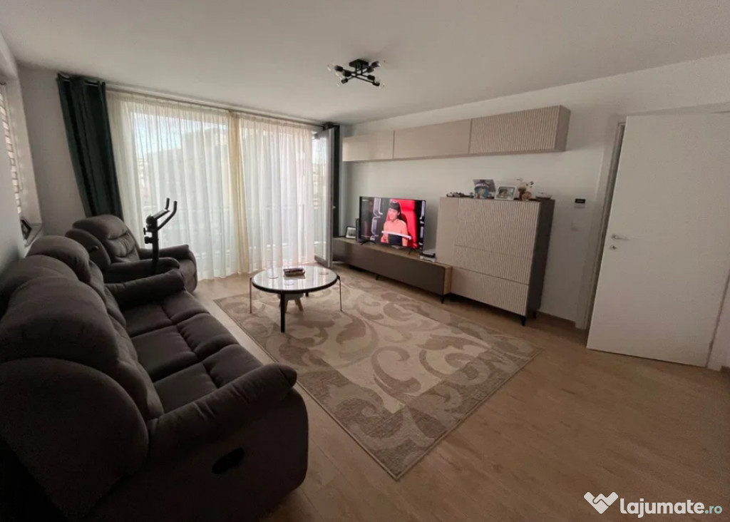 Apartament 3 camere, decomandat - zona Tractorul