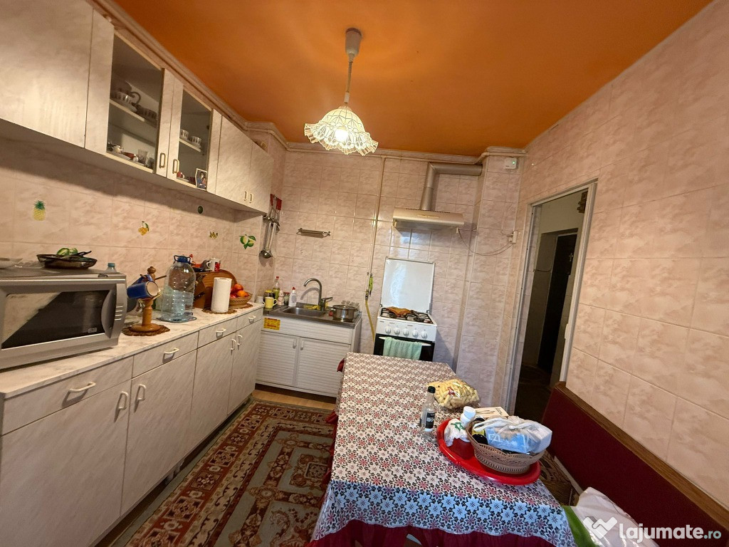 Apartament 3 camere,decomandat,etaj 1, Zona Balcescu