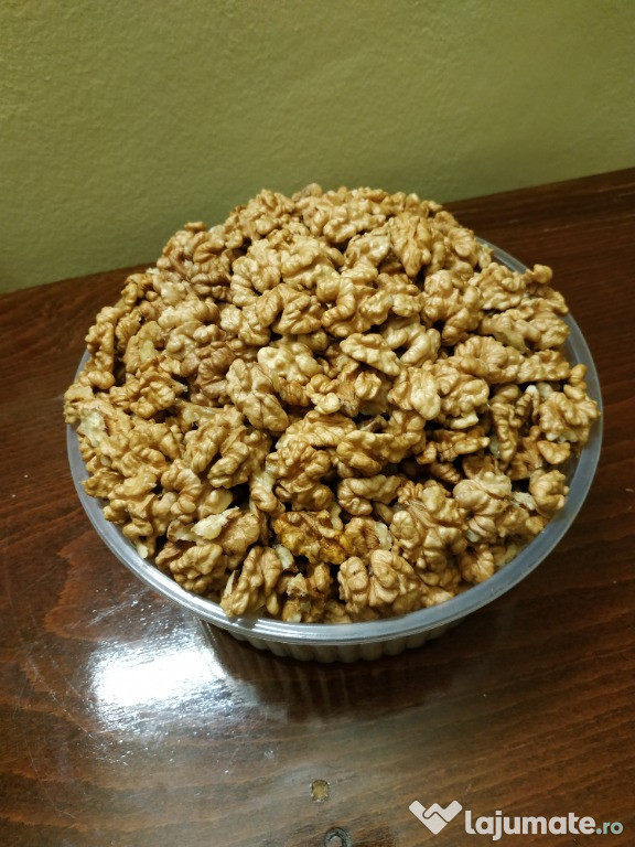 Miez de nucă proaspăt, curat și bine ales.