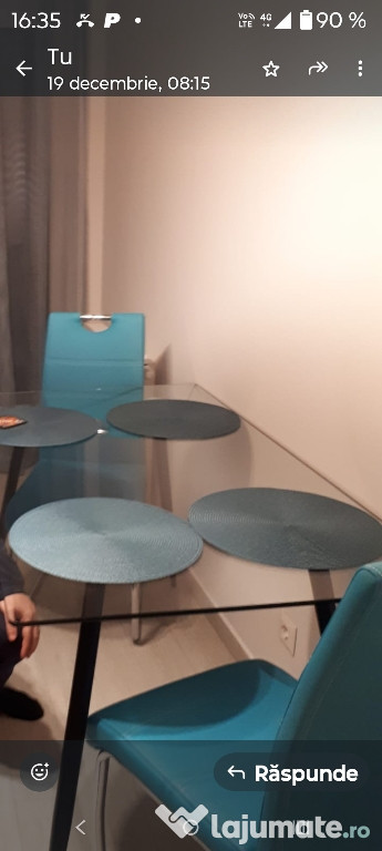Masă dining cu blat de sticlă și 2 scaune din piele