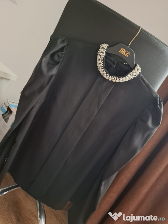 Bluză cu guler lucrat manual