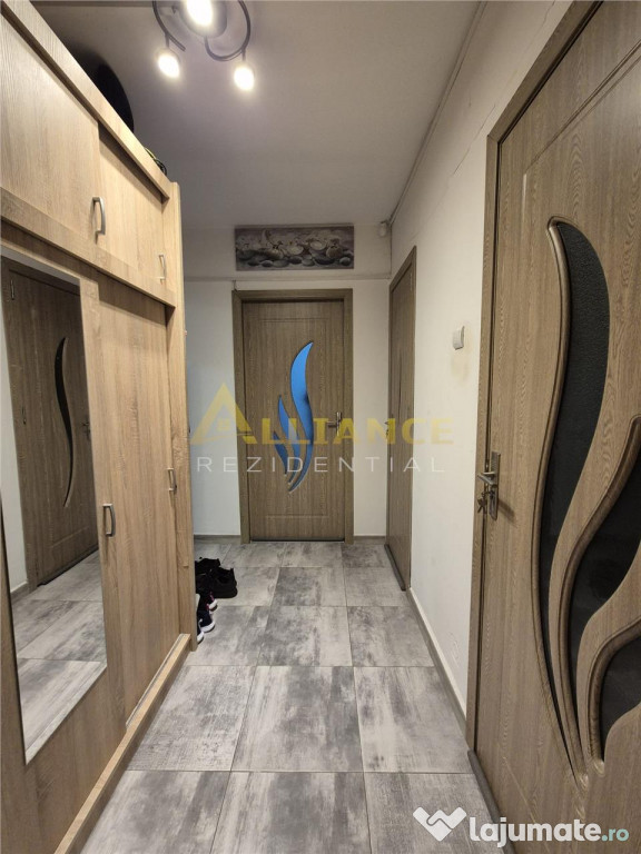 De vânzare apartament 3 camere - Decomandat, Etaj 1 - Bl...