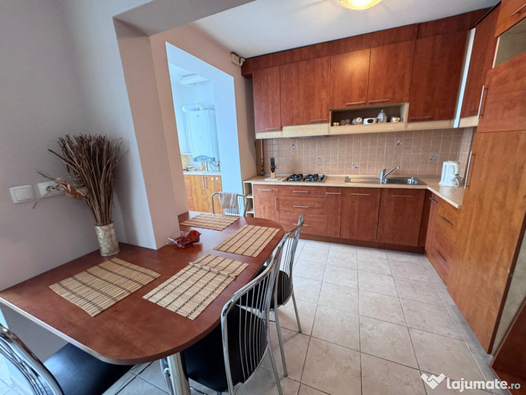 Apartament 3 camere de vanzare, situat in Zona Centrala