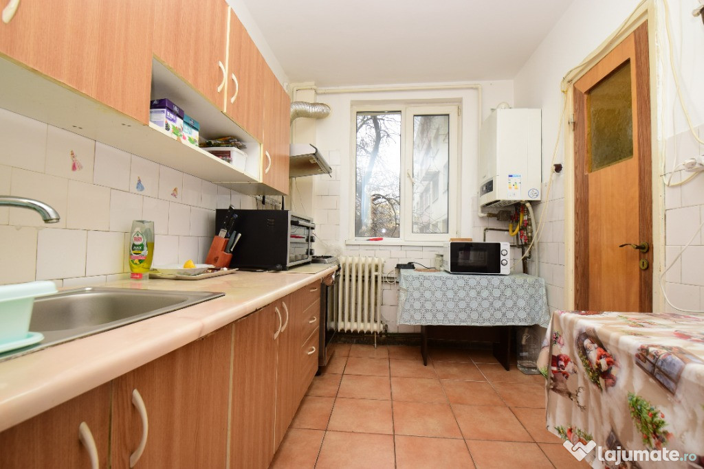 4 camere decomandat, centrală, boxă, etaj 1, 2 băi, 1 Decembrie