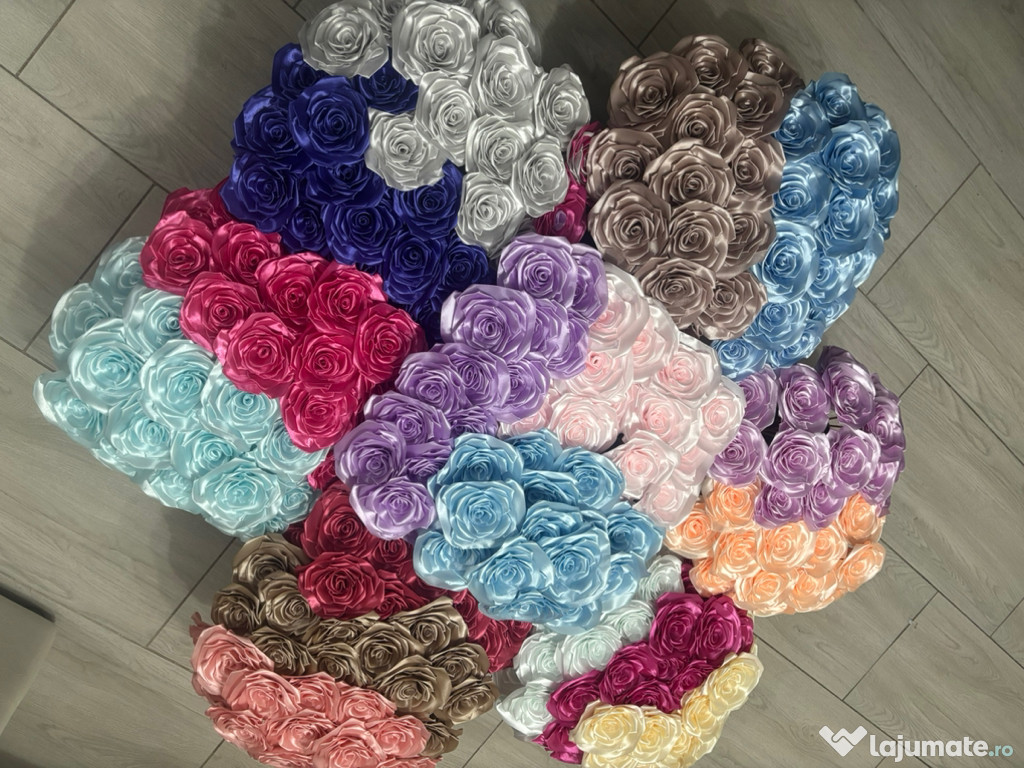 Buchete de trandafiri din satin