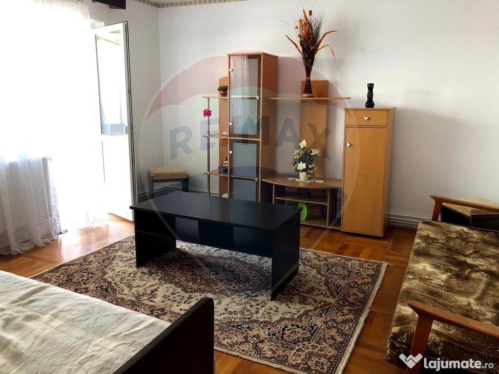 Apartament de închiriat - 3 camere - zona Aurel Vlaicu