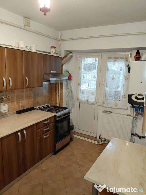 Apartament 3 camere decomandat, etaj 1, zona Insp. Școlar