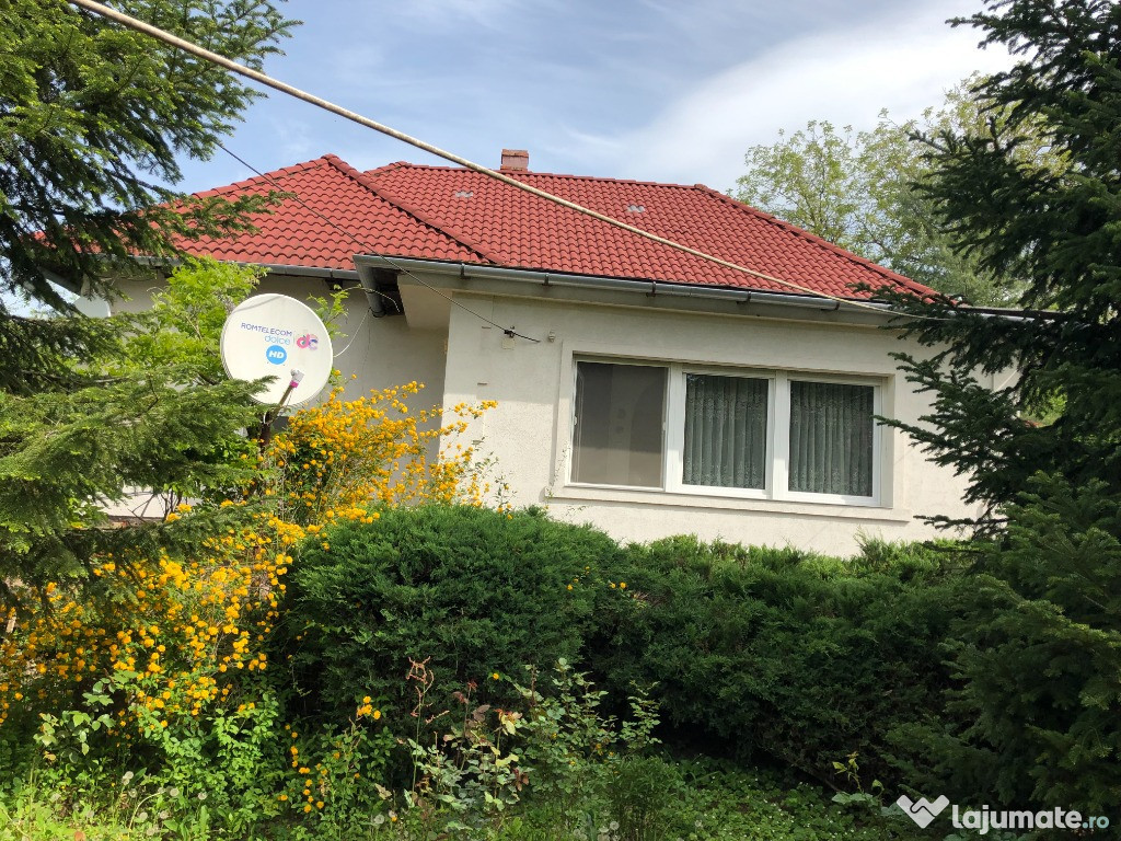 Casă lânga Castelul Regal Săvârșin