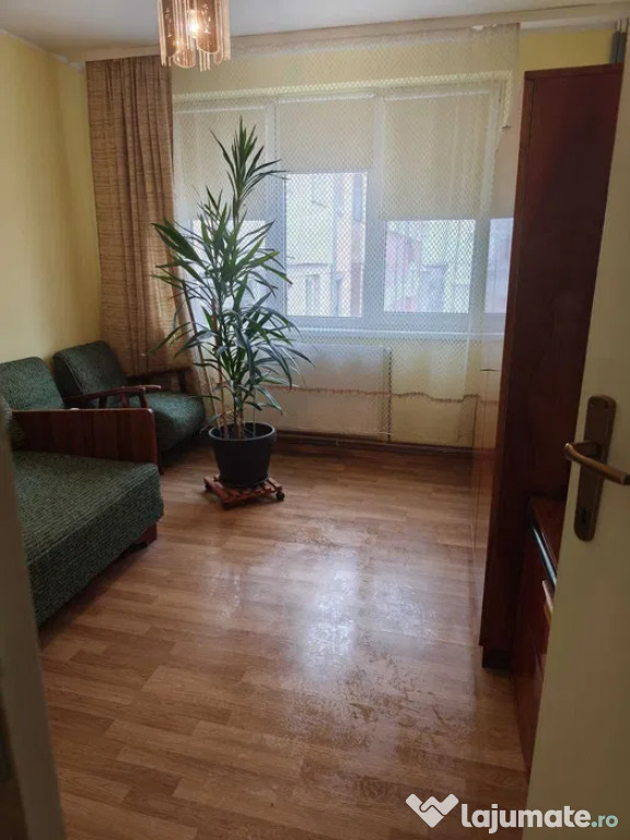 Apartament Cu 3 Camere Semidecomandate - etajul 3 - Zona Ultracentral