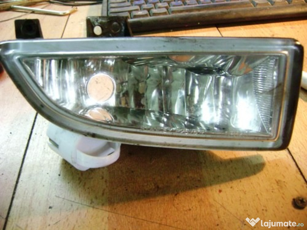 Proiector bara dreapta Mazda 2 an 2002