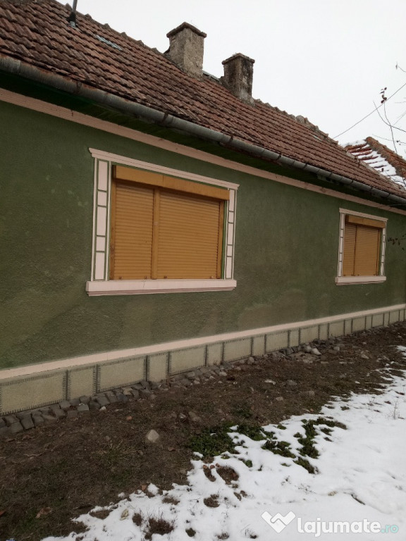 Casa cu doua corpuri, anexe, gradina, 1440 mp