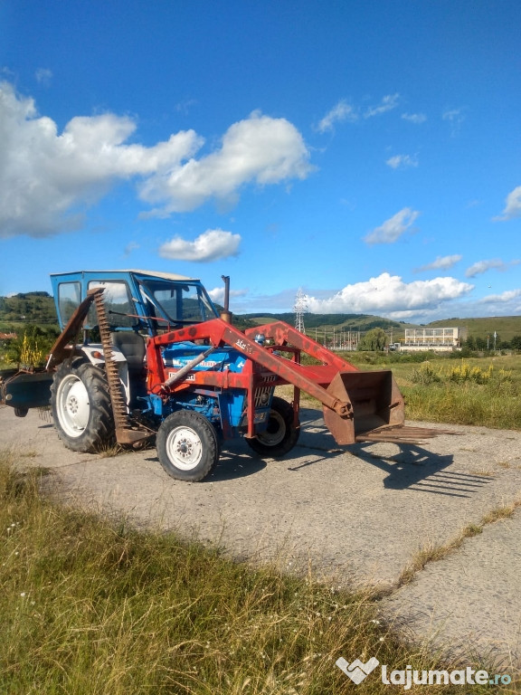 Tractor cu încărcător și coasă