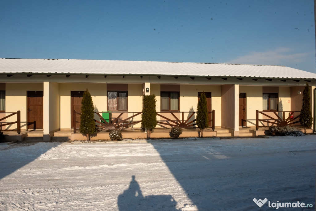 Pensiune cu piscină exterioară și ciubăr